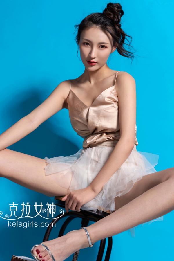    KelaGirls克拉女神-璇子-时尚大模棚拍写真-清新吊带纱裙搭配性感银色高跟鞋，展现修长美腿视觉盛宴第20张图片