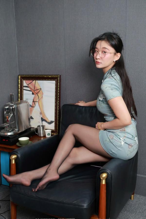    IESS异思趣向 秋秋《丰韵旗袍》：身穿古典旗袍搭配透黑丝袜的绝美腿模，演绎极致东方韵味与性感足尖风情第75张图片