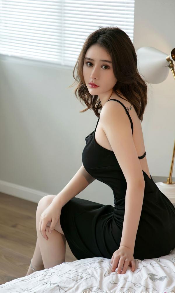    UGirls尤果圈Cora《完美暗示》：身穿黑色修身吊带裙的室内私房照，尽显优雅冷艳御姐气质第25张图片