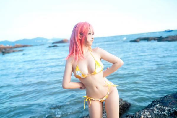    七七娜娜子 - 穗香Cosplay比基尼泳装写真 [31P] - 动漫角色扮演与室内外大尺度拍摄第1张图片