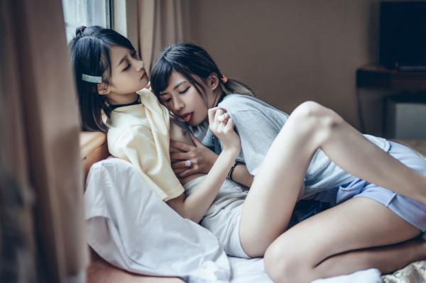    JVID-果宝宝-妍妍-私房卧室互动写真-幼萝莉尺度突破-软萌可爱与极致诱惑的强力碰撞-高颜值双姝写真集-2021.05.28第9张图片