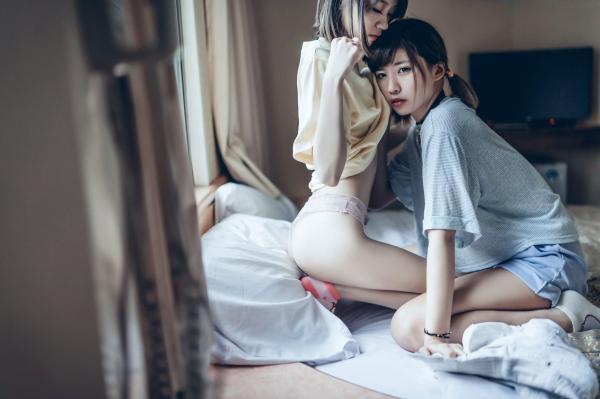    JVID-果宝宝-妍妍-私房卧室互动写真-幼萝莉尺度突破-软萌可爱与极致诱惑的强力碰撞-高颜值双姝写真集-2021.05.28第13张图片