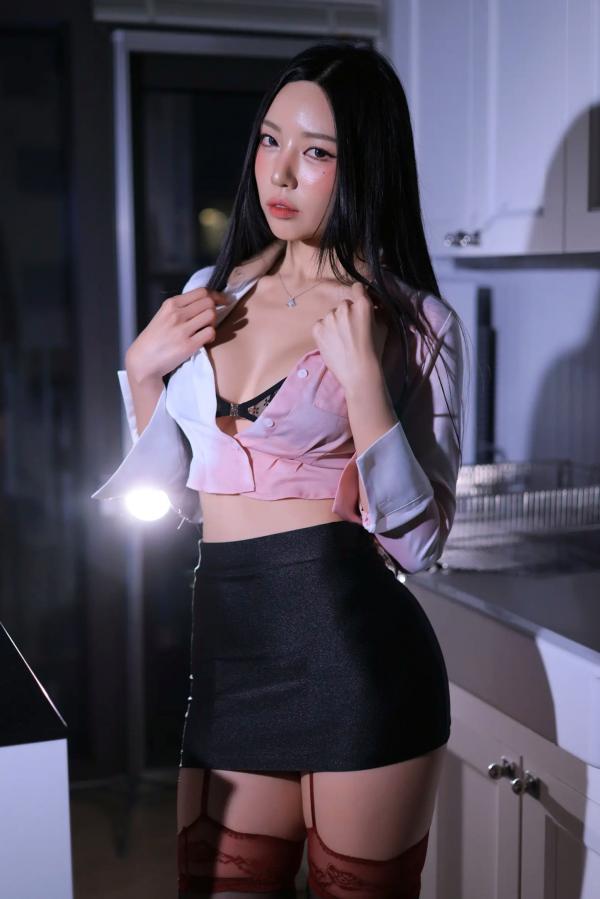    Dongeuran - Office Lady 1 职场丽人制服诱惑，丝袜美腿红酒私房写真 [90P]第47张图片