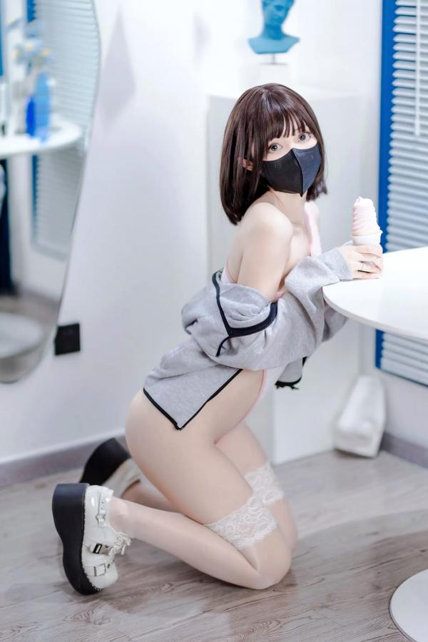    洛桑w伊梓 - 甜筒冰淇淋连体衣私房照，甜酷风二次元少女，修长美腿蕾丝袜居家摄影大片 [40P]第11张图片