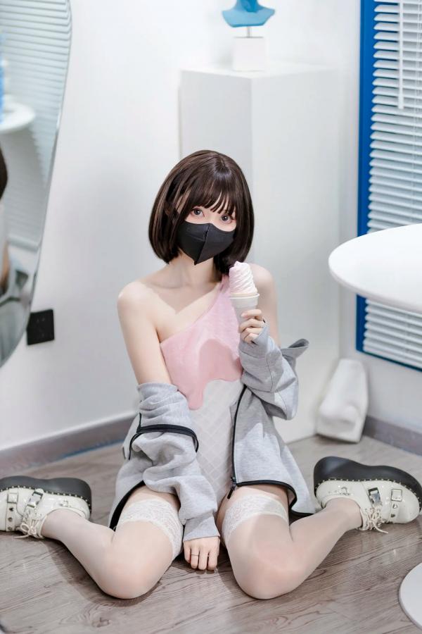    洛桑w伊梓 - 甜筒冰淇淋连体衣私房照，甜酷风二次元少女，修长美腿蕾丝袜居家摄影大片 [40P]第17张图片