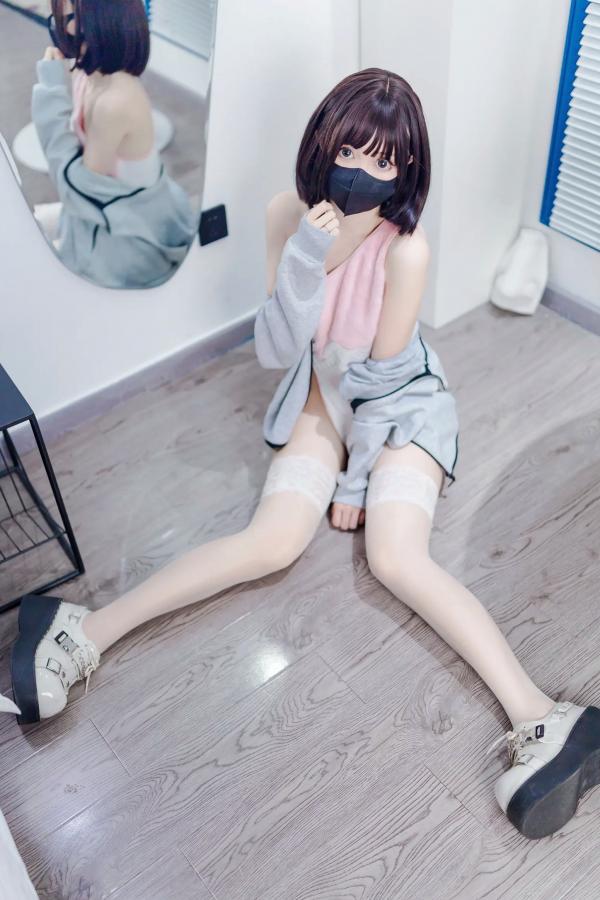    洛桑w伊梓 - 甜筒冰淇淋连体衣私房照，甜酷风二次元少女，修长美腿蕾丝袜居家摄影大片 [40P]第26张图片