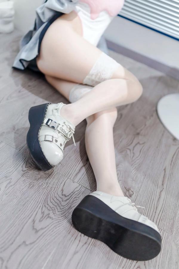    洛桑w伊梓 - 甜筒冰淇淋连体衣私房照，甜酷风二次元少女，修长美腿蕾丝袜居家摄影大片 [40P]第27张图片