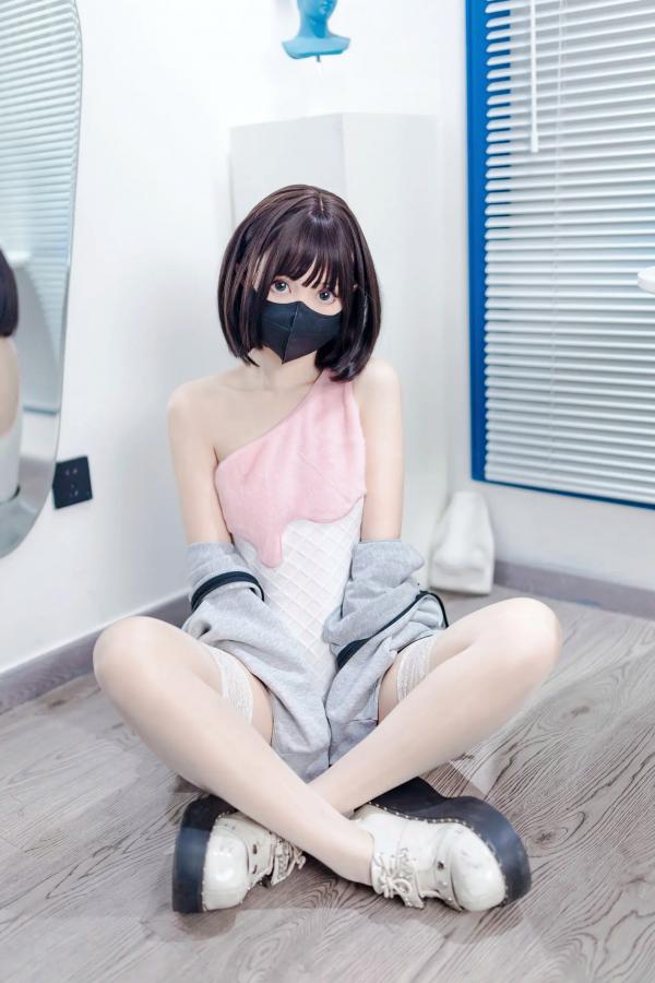    洛桑w伊梓 - 甜筒冰淇淋连体衣私房照，甜酷风二次元少女，修长美腿蕾丝袜居家摄影大片 [40P]第30张图片
