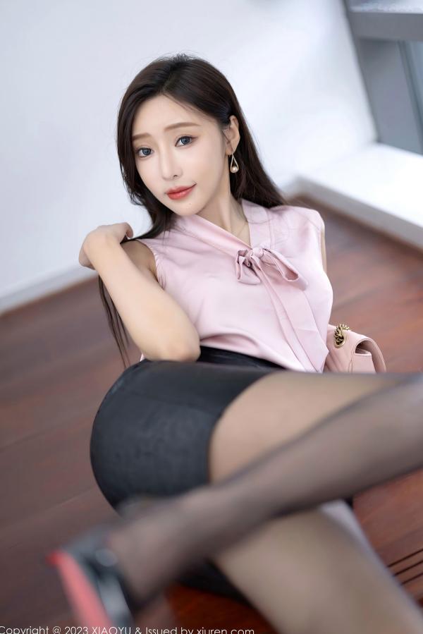 王馨瑶   XiaoYu语画界-1086-王馨瑶yanni：粉衫短裙黑丝私房照，展现极致性感诱惑美腿，绝美胴体与居家柔情视觉盛宴，无圣光大尺度福利写真第20张图片