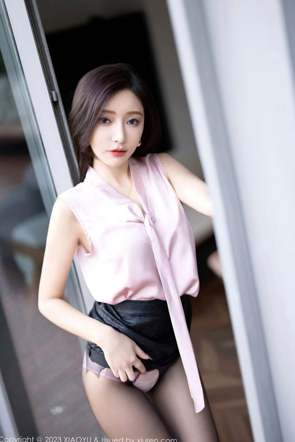 王馨瑶   XiaoYu语画界-1086-王馨瑶yanni：粉衫短裙黑丝私房照，展现极致性感诱惑美腿，绝美胴体与居家柔情视觉盛宴，无圣光大尺度福利写真第63张图片