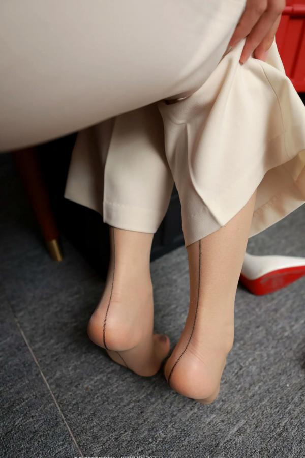    IESS异思趣向 小婕：纯白修身套装，复古缝线丝袜搭配红底高跟，极致美腿演绎都市优雅与高级魅力第37张图片