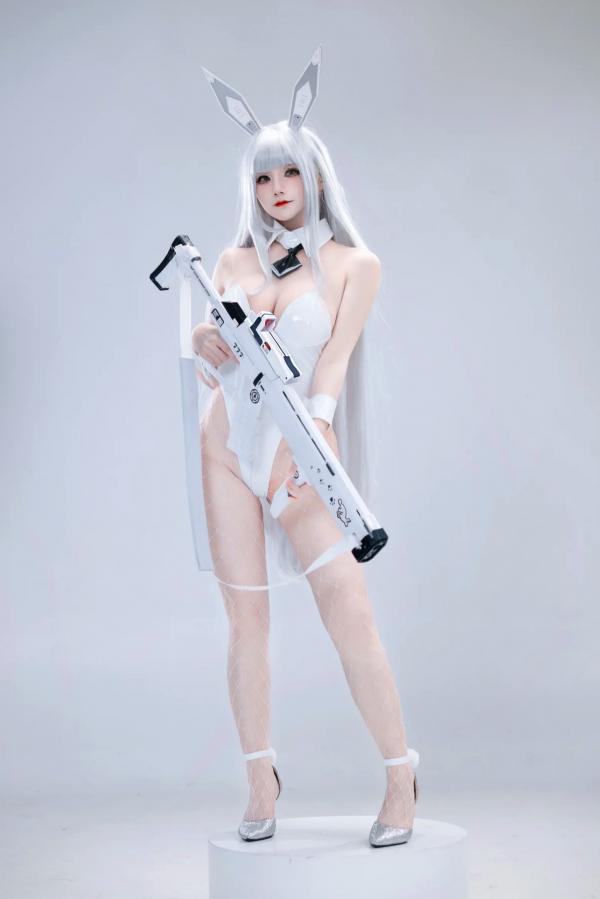    COS妹子仙九Airi - 科技感白色兔女郎银发盛宴 [27P]第2张图片