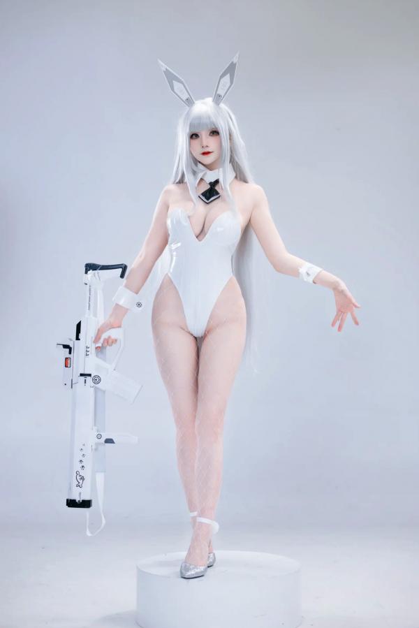    COS妹子仙九Airi - 科技感白色兔女郎银发盛宴 [27P]第3张图片