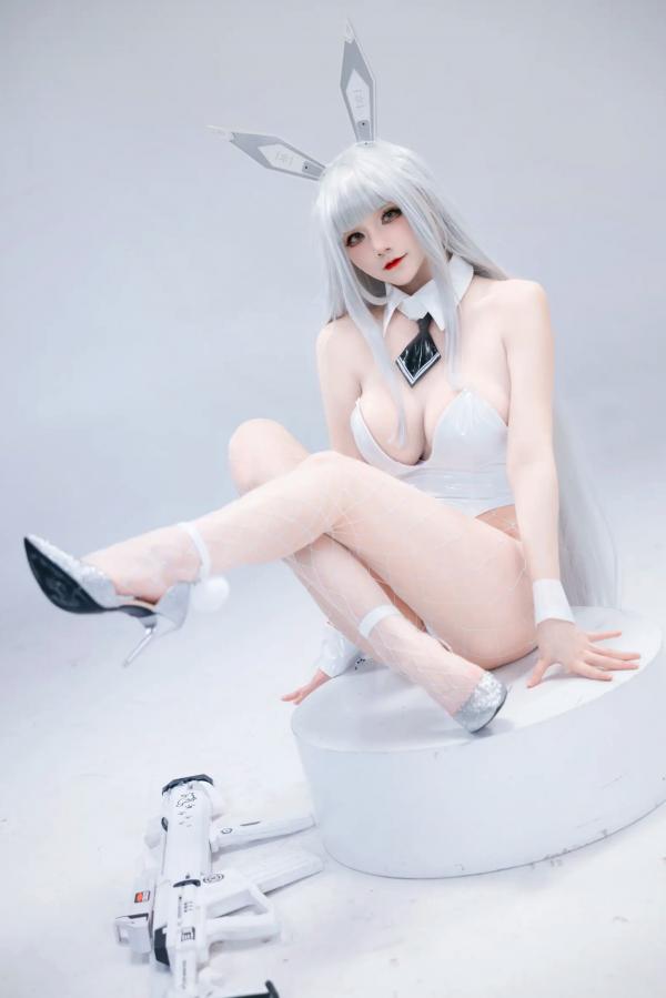    COS妹子仙九Airi - 科技感白色兔女郎银发盛宴 [27P]第13张图片