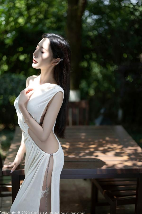 王馨瑶   语画界-1082-王馨瑶Yanni贵州旅拍：白色高开叉长裙尽显曼妙身姿，气质优雅与极致诱惑并存，户外自然下的高级女神影像第2张图片
