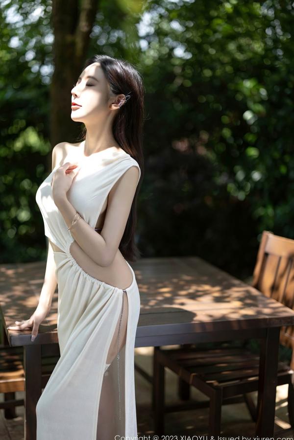 王馨瑶   语画界-1082-王馨瑶Yanni贵州旅拍：白色高开叉长裙尽显曼妙身姿，气质优雅与极致诱惑并存，户外自然下的高级女神影像第3张图片