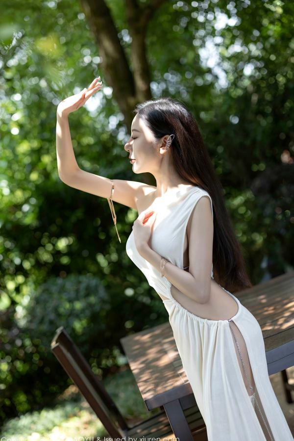 王馨瑶   语画界-1082-王馨瑶Yanni贵州旅拍：白色高开叉长裙尽显曼妙身姿，气质优雅与极致诱惑并存，户外自然下的高级女神影像第4张图片