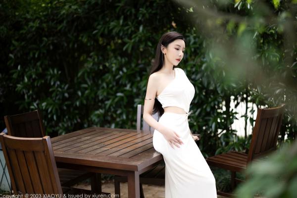 王馨瑶   语画界-1082-王馨瑶Yanni贵州旅拍：白色高开叉长裙尽显曼妙身姿，气质优雅与极致诱惑并存，户外自然下的高级女神影像第8张图片