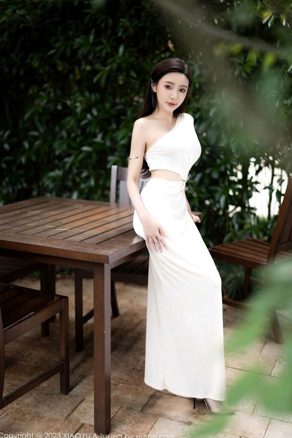 王馨瑶   语画界-1082-王馨瑶Yanni贵州旅拍：白色高开叉长裙尽显曼妙身姿，气质优雅与极致诱惑并存，户外自然下的高级女神影像第9张图片