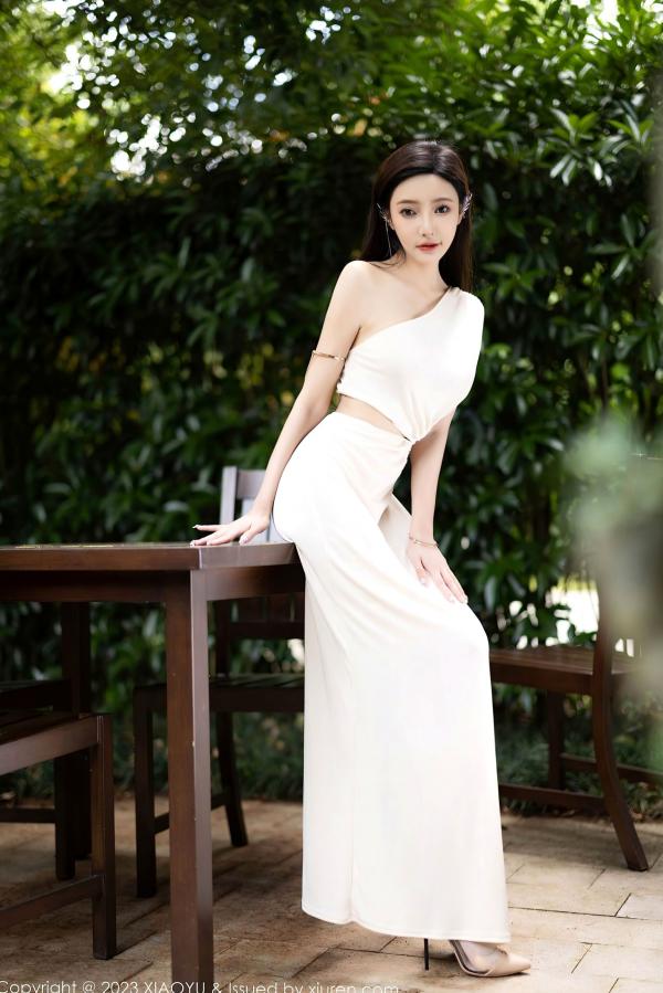 王馨瑶   语画界-1082-王馨瑶Yanni贵州旅拍：白色高开叉长裙尽显曼妙身姿，气质优雅与极致诱惑并存，户外自然下的高级女神影像第10张图片