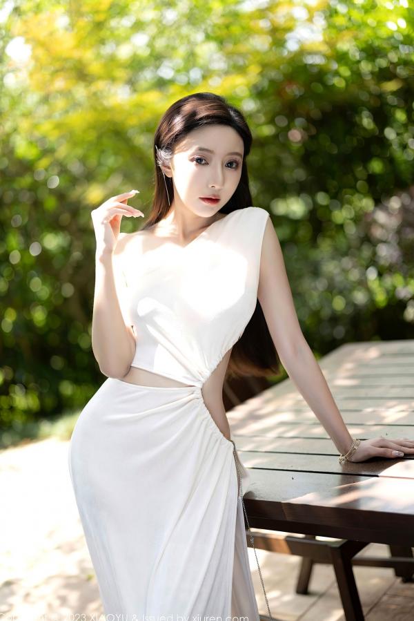 王馨瑶   语画界-1082-王馨瑶Yanni贵州旅拍：白色高开叉长裙尽显曼妙身姿，气质优雅与极致诱惑并存，户外自然下的高级女神影像第14张图片