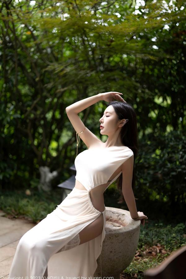 王馨瑶   语画界-1082-王馨瑶Yanni贵州旅拍：白色高开叉长裙尽显曼妙身姿，气质优雅与极致诱惑并存，户外自然下的高级女神影像第24张图片