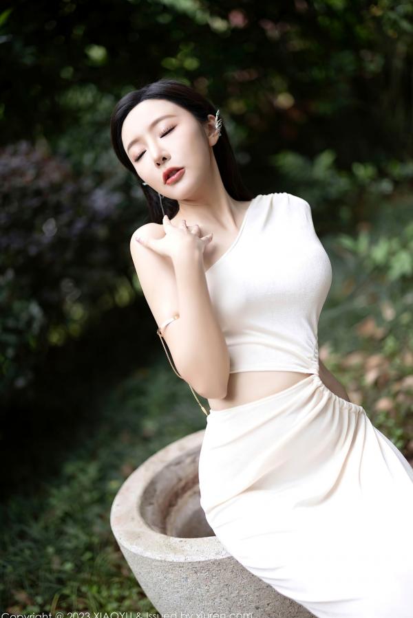 王馨瑶   语画界-1082-王馨瑶Yanni贵州旅拍：白色高开叉长裙尽显曼妙身姿，气质优雅与极致诱惑并存，户外自然下的高级女神影像第25张图片