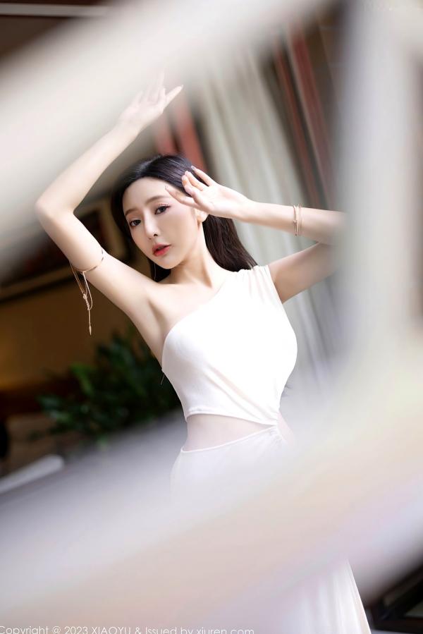 王馨瑶   语画界-1082-王馨瑶Yanni贵州旅拍：白色高开叉长裙尽显曼妙身姿，气质优雅与极致诱惑并存，户外自然下的高级女神影像第31张图片