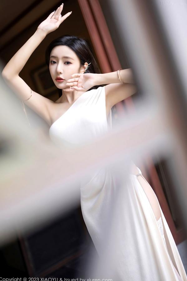 王馨瑶   语画界-1082-王馨瑶Yanni贵州旅拍：白色高开叉长裙尽显曼妙身姿，气质优雅与极致诱惑并存，户外自然下的高级女神影像第32张图片