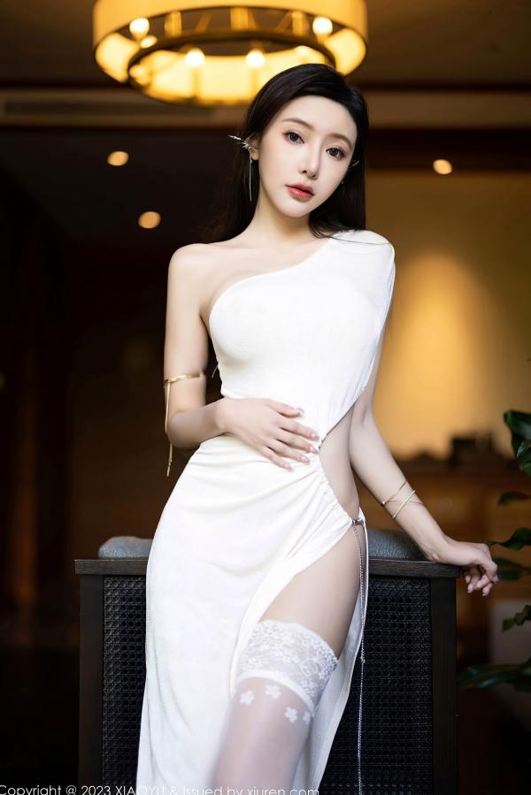 王馨瑶   语画界-1082-王馨瑶Yanni贵州旅拍：白色高开叉长裙尽显曼妙身姿，气质优雅与极致诱惑并存，户外自然下的高级女神影像第39张图片