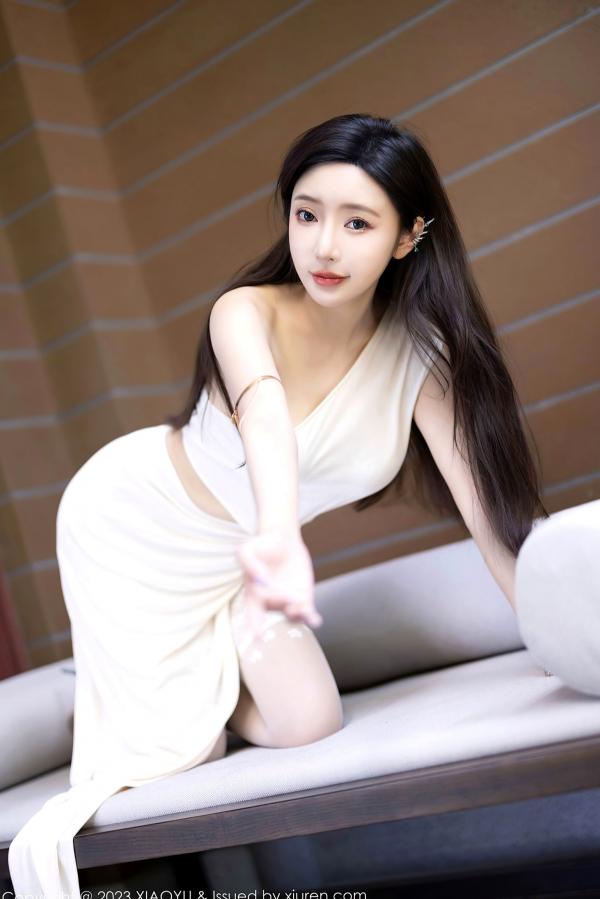 王馨瑶   语画界-1082-王馨瑶Yanni贵州旅拍：白色高开叉长裙尽显曼妙身姿，气质优雅与极致诱惑并存，户外自然下的高级女神影像第47张图片