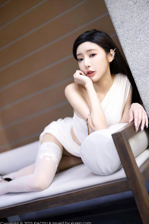 王馨瑶   语画界-1082-王馨瑶Yanni贵州旅拍：白色高开叉长裙尽显曼妙身姿，气质优雅与极致诱惑并存，户外自然下的高级女神影像第49张图片