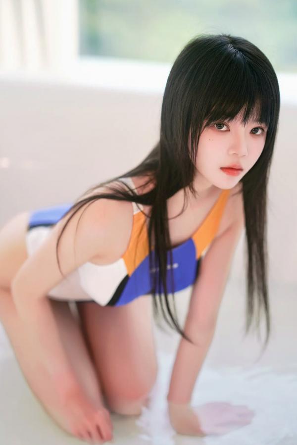    桜桃喵 - 竞泳私房写真：紧身连体泳衣尽显迷人曲线与极品美腿 [21P]第7张图片