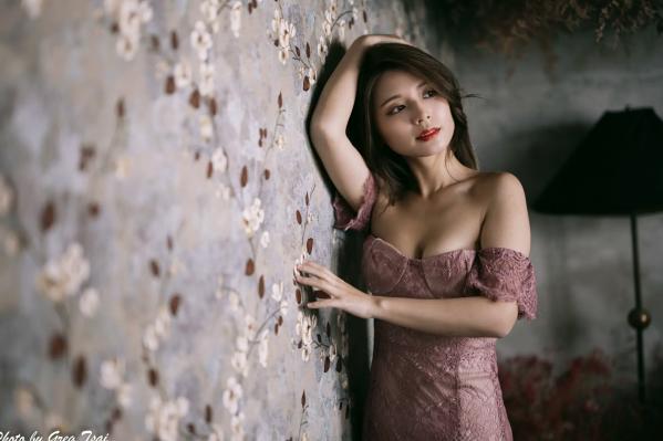    筱筱 - 优雅粉色蕾丝长裙私房写真，气质女神精致居家氛围感大片 [90P]第1张图片