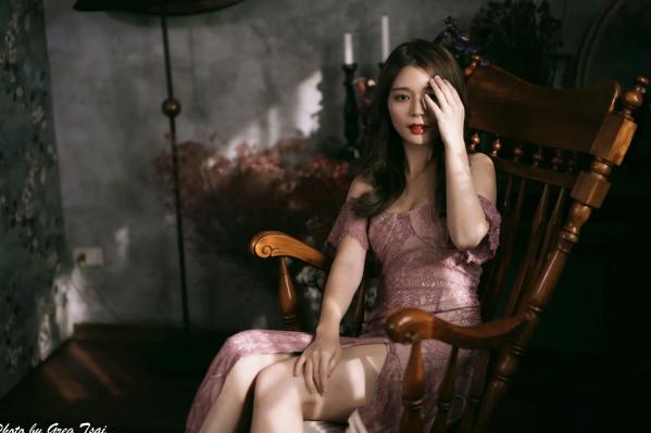    筱筱 - 优雅粉色蕾丝长裙私房写真，气质女神精致居家氛围感大片 [90P]第4张图片