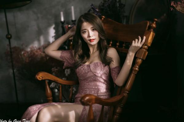    筱筱 - 优雅粉色蕾丝长裙私房写真，气质女神精致居家氛围感大片 [90P]第7张图片