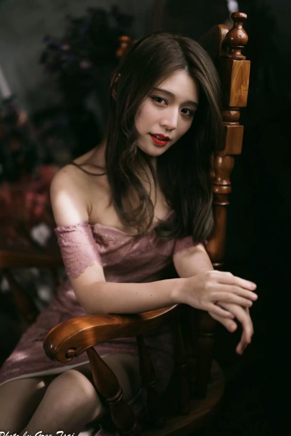    筱筱 - 优雅粉色蕾丝长裙私房写真，气质女神精致居家氛围感大片 [90P]第17张图片
