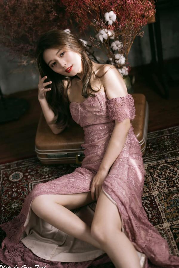    筱筱 - 优雅粉色蕾丝长裙私房写真，气质女神精致居家氛围感大片 [90P]第24张图片