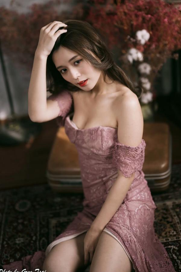    筱筱 - 优雅粉色蕾丝长裙私房写真，气质女神精致居家氛围感大片 [90P]第28张图片