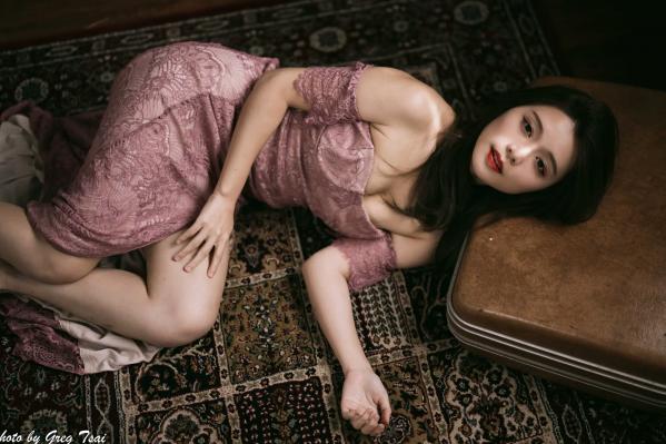    筱筱 - 优雅粉色蕾丝长裙私房写真，气质女神精致居家氛围感大片 [90P]第34张图片