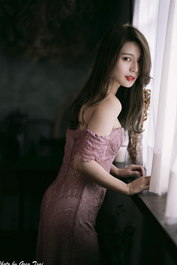    筱筱 - 优雅粉色蕾丝长裙私房写真，气质女神精致居家氛围感大片 [90P]第49张图片
