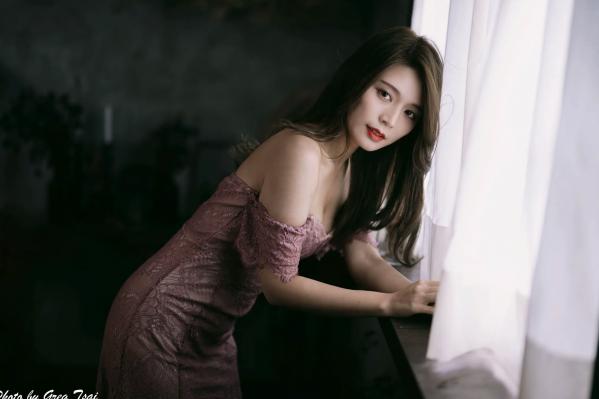    筱筱 - 优雅粉色蕾丝长裙私房写真，气质女神精致居家氛围感大片 [90P]第50张图片