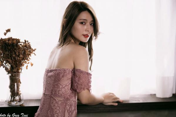    筱筱 - 优雅粉色蕾丝长裙私房写真，气质女神精致居家氛围感大片 [90P]第56张图片