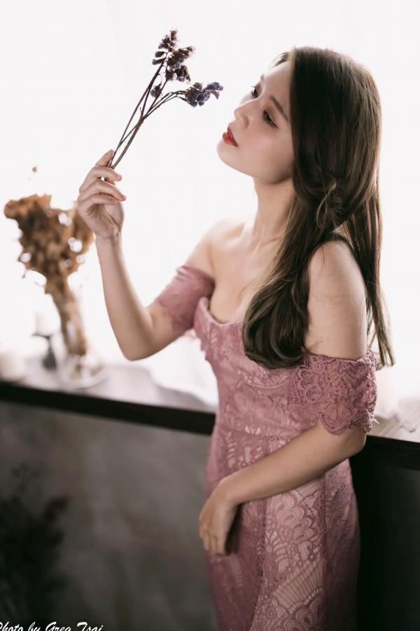    筱筱 - 优雅粉色蕾丝长裙私房写真，气质女神精致居家氛围感大片 [90P]第66张图片