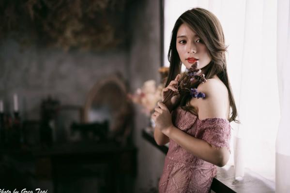    筱筱 - 优雅粉色蕾丝长裙私房写真，气质女神精致居家氛围感大片 [90P]第68张图片