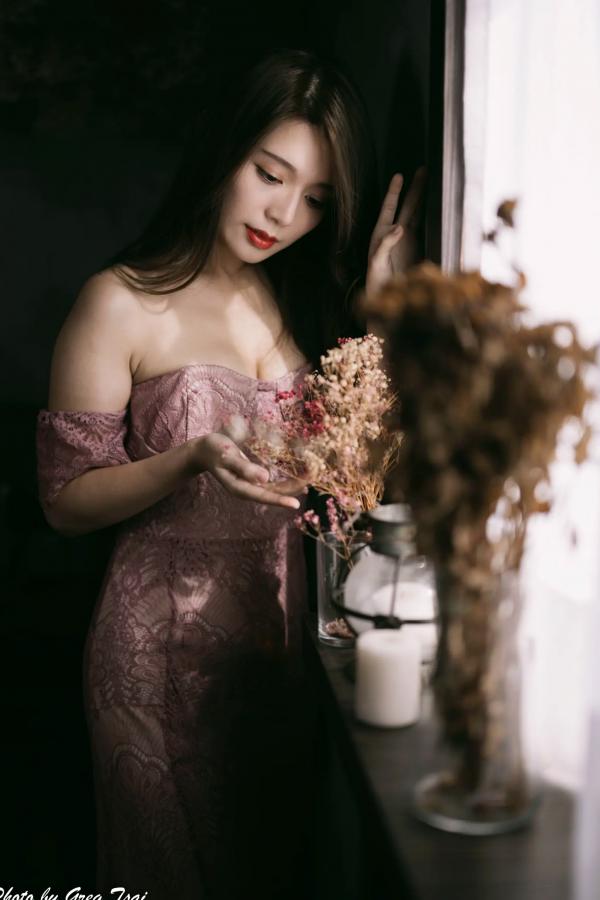   筱筱 - 优雅粉色蕾丝长裙私房写真，气质女神精致居家氛围感大片 [90P]第70张图片