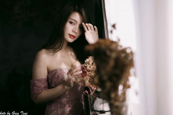    筱筱 - 优雅粉色蕾丝长裙私房写真，气质女神精致居家氛围感大片 [90P]第72张图片