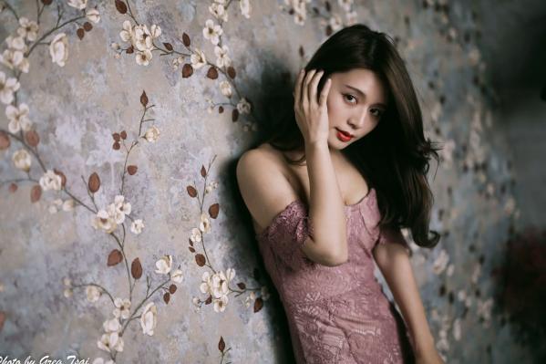    筱筱 - 优雅粉色蕾丝长裙私房写真，气质女神精致居家氛围感大片 [90P]第76张图片