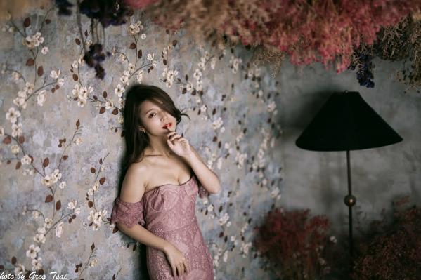    筱筱 - 优雅粉色蕾丝长裙私房写真，气质女神精致居家氛围感大片 [90P]第80张图片