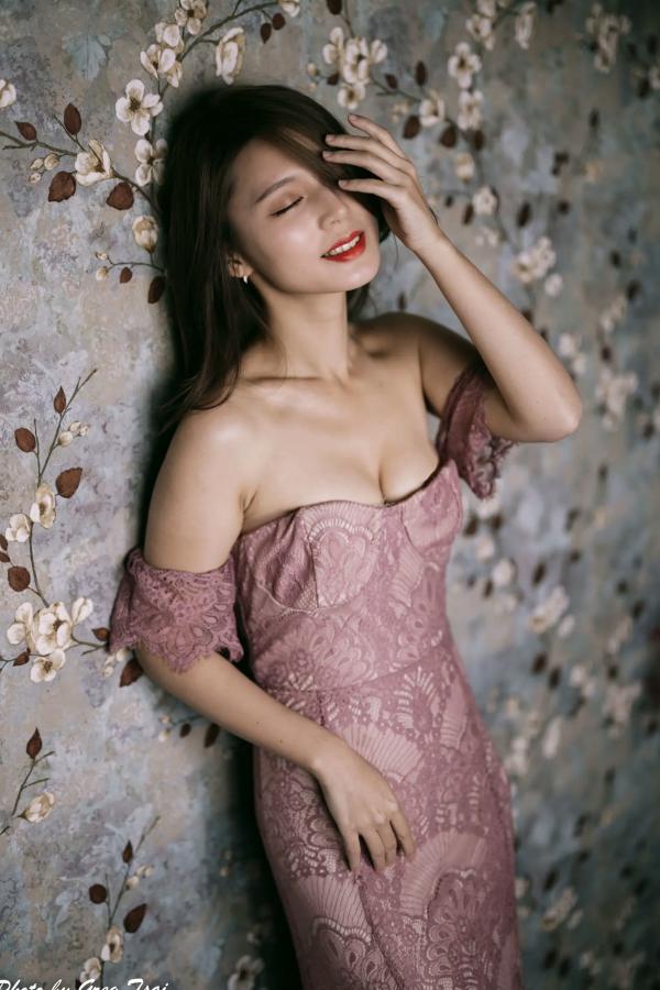    筱筱 - 优雅粉色蕾丝长裙私房写真，气质女神精致居家氛围感大片 [90P]第81张图片